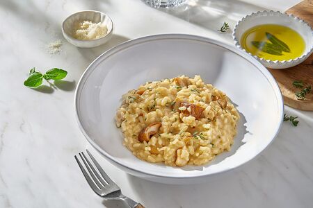 Ризотто с белыми грибами и чипсами из пармезана