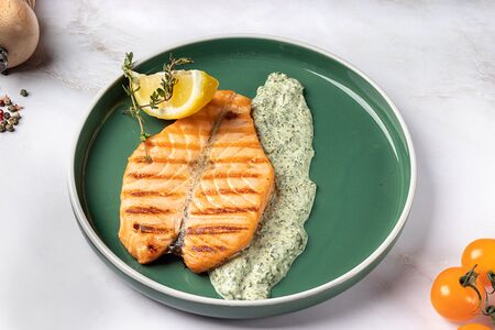 Стейк из семги с овощами гриль и соусом Чили-манго