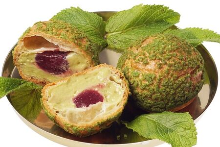 Пироженое Шу фисташка с малиной