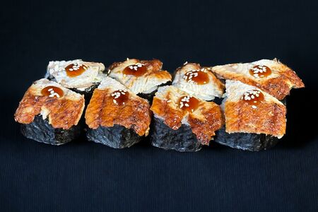 Ролл с угрем сверху