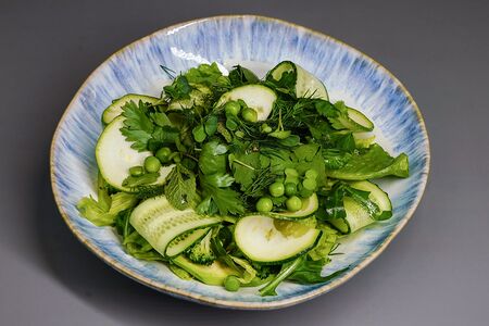 Зеленый салат с цукини и авокадо