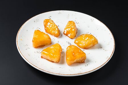 Ассорти из фруктов в карамели