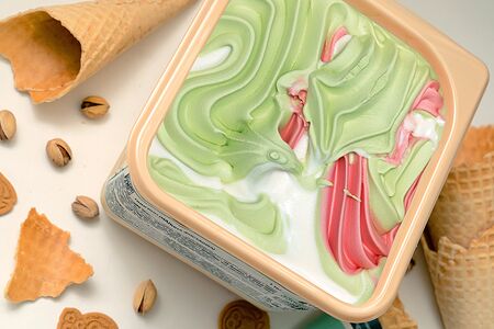 Мороженое Малина-фисташка в мини-ванне