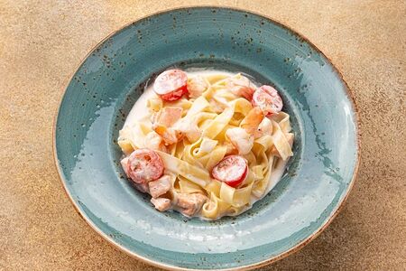 Феттуччине с семгой и креветками