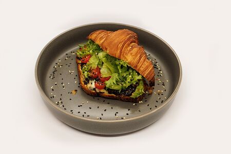 Круассан с джемом из бекона и голубым сыром