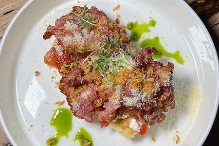 Французский тост с вареньем из копченых томатов и жареным беконом