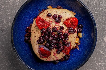 Сметанник с ягодами