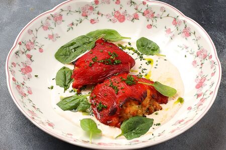 Печеный перец с креветками и лососем