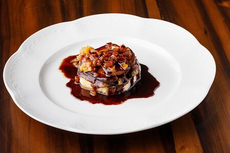 Жареная фуа-гра с грушевым конфи, белыми грибами и соусом порто