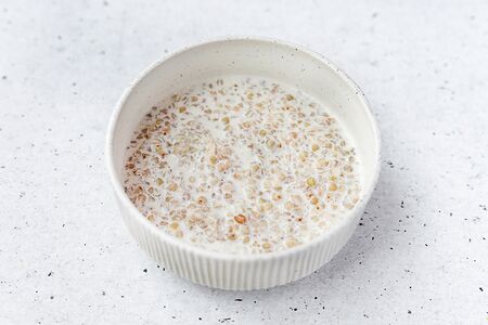 Каша из зелёной гречки на молоке