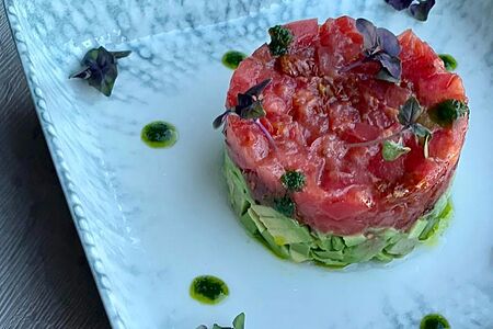 Тартар из авокадо и томатов