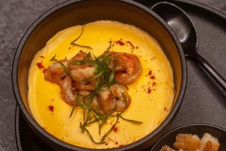 Сырный суп с креветками гриль