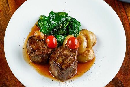 Говяжья вырезка с печеным картофелем и шпинатом