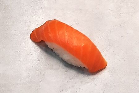 Суши лосось