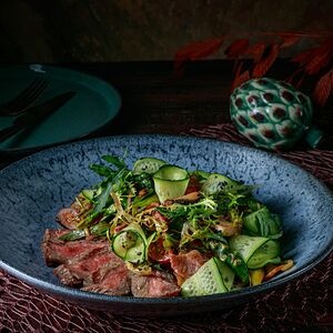 Фирменный стейк-салат