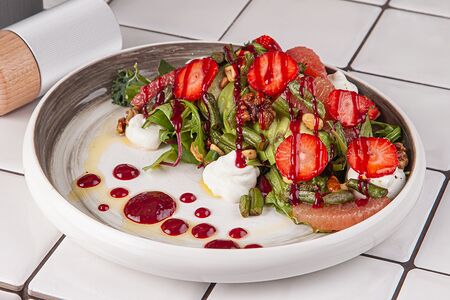 Салат с авокадо и козьим сыром