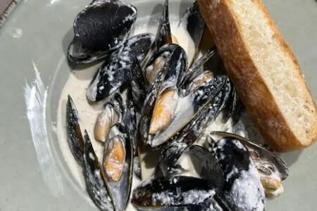 Мидии в соусе пармезан с чиабаттой