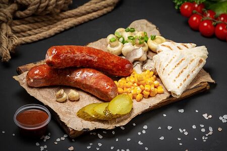Мясная тарелка Колбаски свиные барбекю
