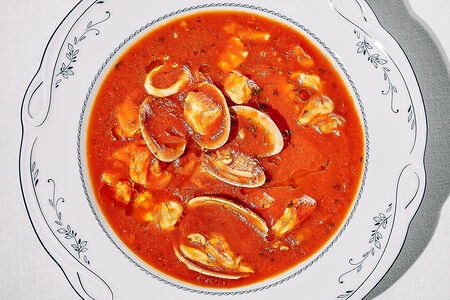 Суп из печеных томатов с морепродуктами