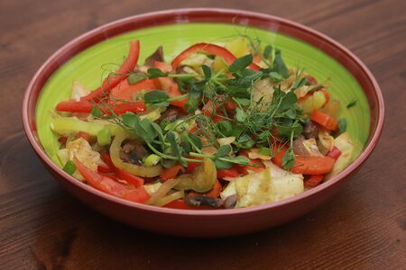 Обжаренные овощи со специями и соусом