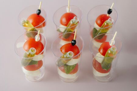 Канапе с моцареллой и помидорами черри