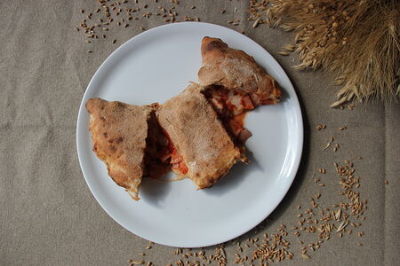 Пицца Кальцоне с ветчиной и сыром