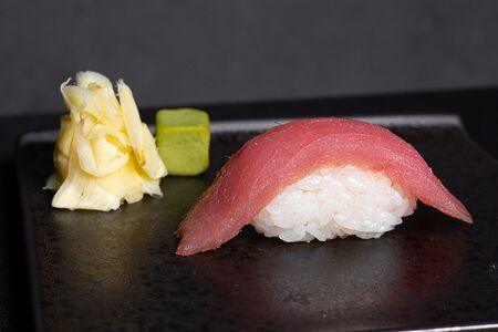 Суши с тунцом