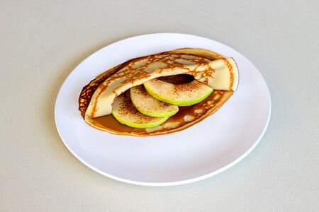 Блин с яблоком и корицей