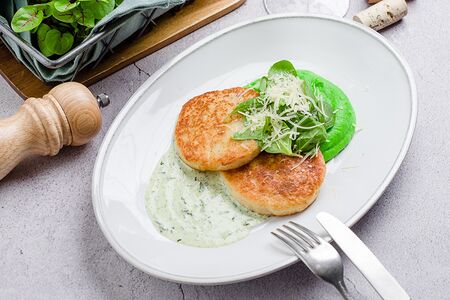 Щучьи котлеты с пюре из зелёного горошка, свежим шпинатом, пармезаном и соусом сливочный чимичури