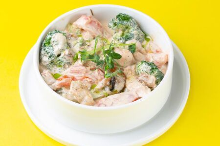 Курица с овощами в сливках