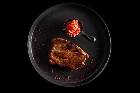 Стейк из cвинoй шеи BBQ с соусом сальса