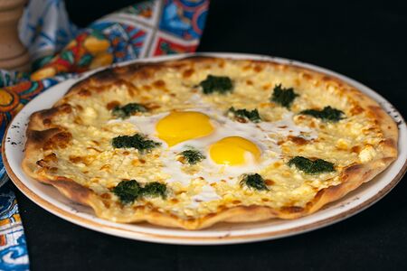 Лепешка с яйцом, шпинатом и сыром