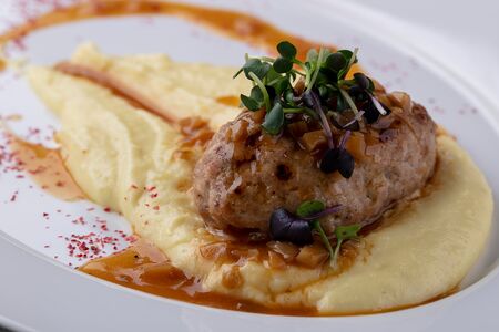 Котлета из кролика с картофельным пюре и грибным соусом
