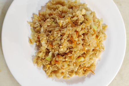 Жареный рис с яйцом и овощами в соевом соусе