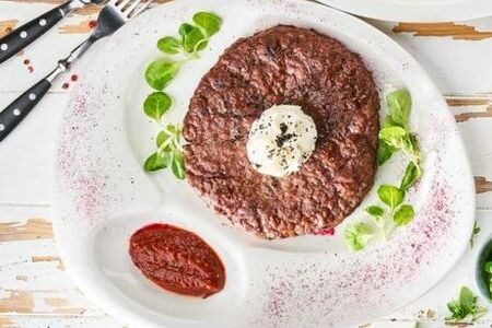 Плескавица с овощным тартаром