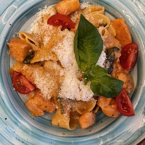 Паста со свежим лососем и сливочным соусом