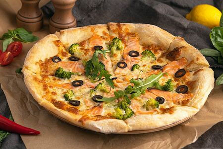 Пицца с лососем и брокколи