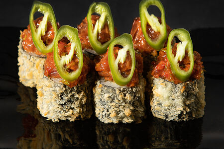 Ролл со спаржей и острым тунцом