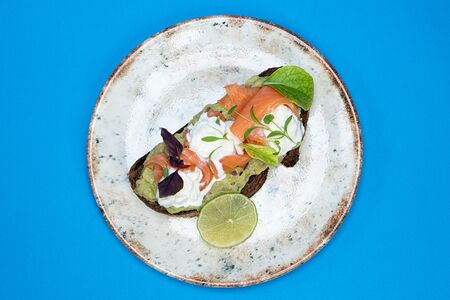 Брускетта с лососем