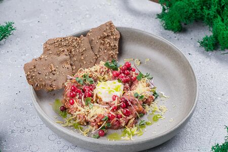 Тартар из говядины, ржаные чипсы и моченая брусника