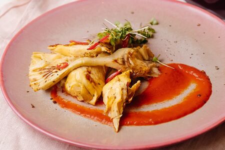 Артишоки, маринованные на гриле, с соусом из печеного перца