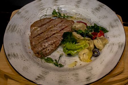 Стейк из розового тунца