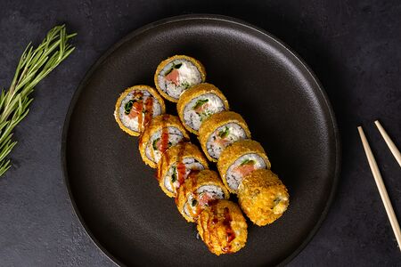 Горячий ролл с лососем