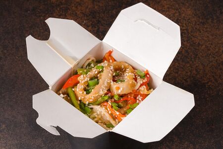 Вок с кальмаром