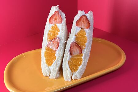 Корейский сэндвич с клубникой и мандарином