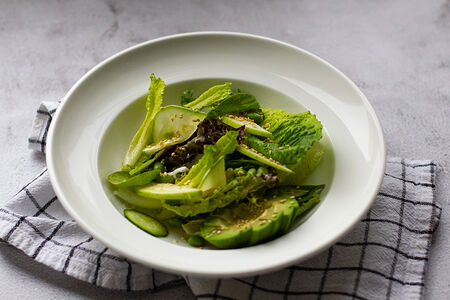 Зеленый салат с авокадо