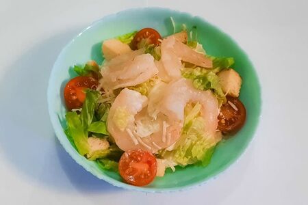 Салат Цезарь с креветками