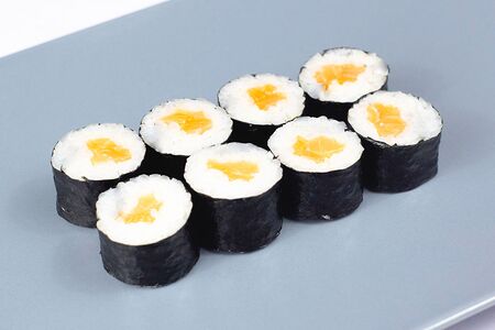 Классический ролл с лососем