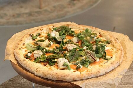 Пицца с лососем и трюфельным бри