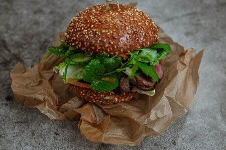 Бургер с азиатским салатом